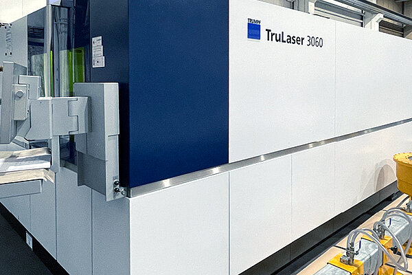 Der TruLaser 3060 arbeitet mit einer Leistung von 10kW und fertigt Zuschnitte bis zu einer Blechdicke von 20mm mit höchster Präzision.