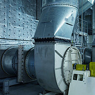 Ein fertig eingebauter Ventilator aus rostfreiem Edelstahl in einem Gebäude