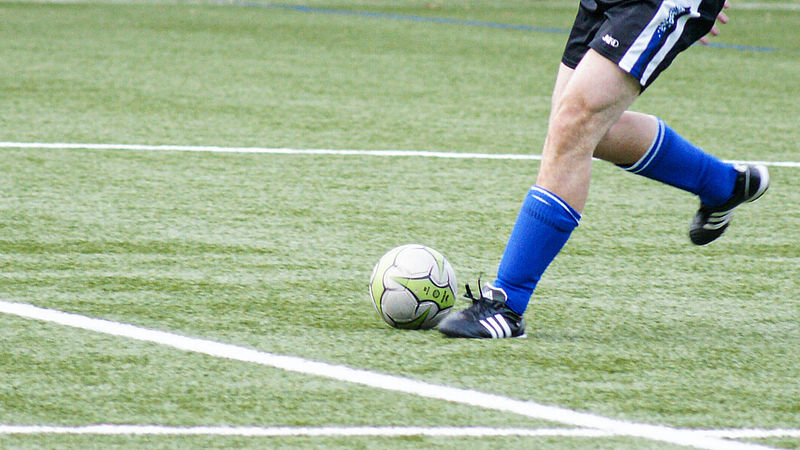 Close-up eines RFSG-Mitarbeiters der Fußball spielt.