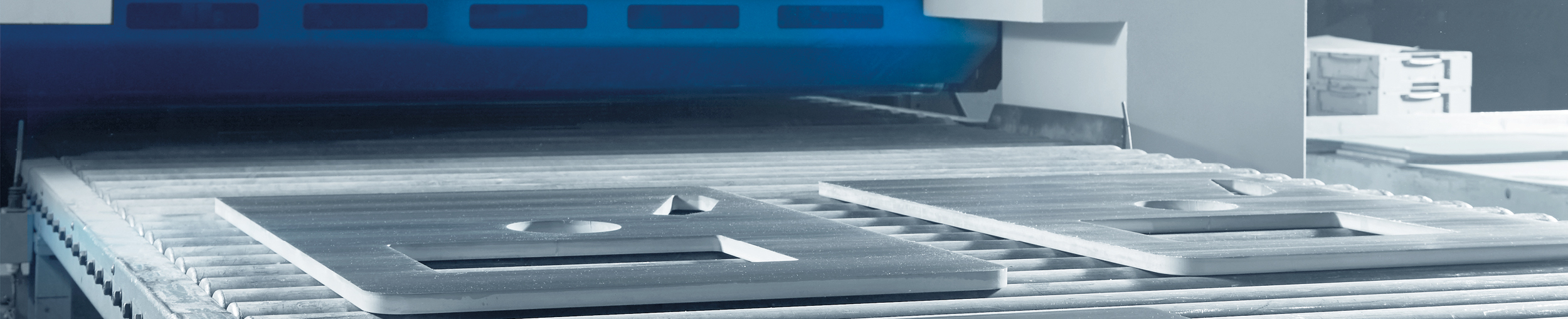 Metallplatten auf einer Maschine.