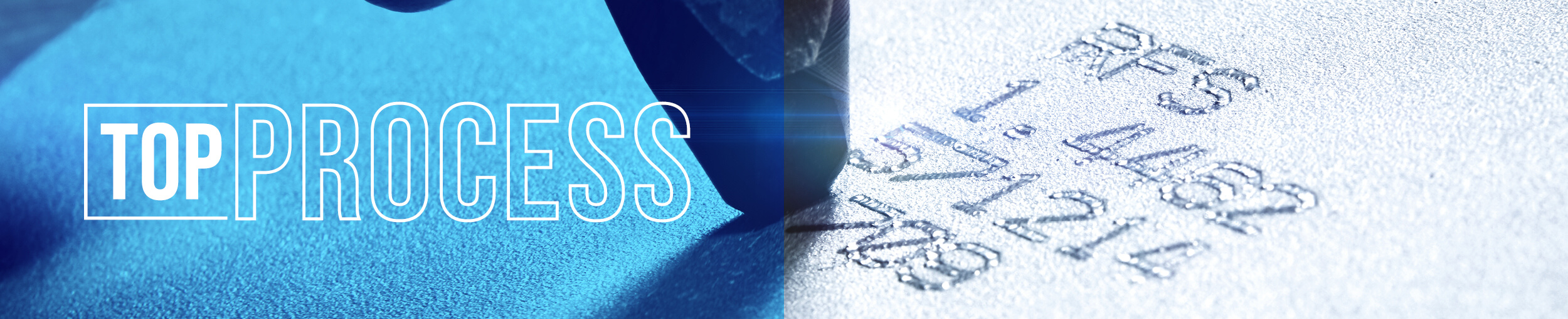 Ein Edelstahlblech, auf dem mit einem Meißel etwas eingeprägt wurde.