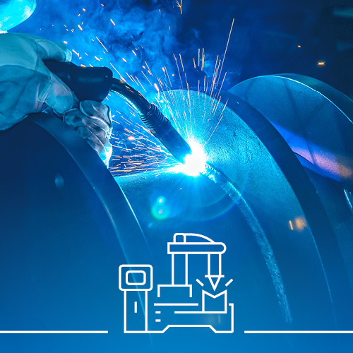 Rostfreier Edelstahl wir gescweißt, um ihn anschließend im Maschinenbau zu verwenden mit einem Logo auf dem Bild, das eine Maschine darstellt