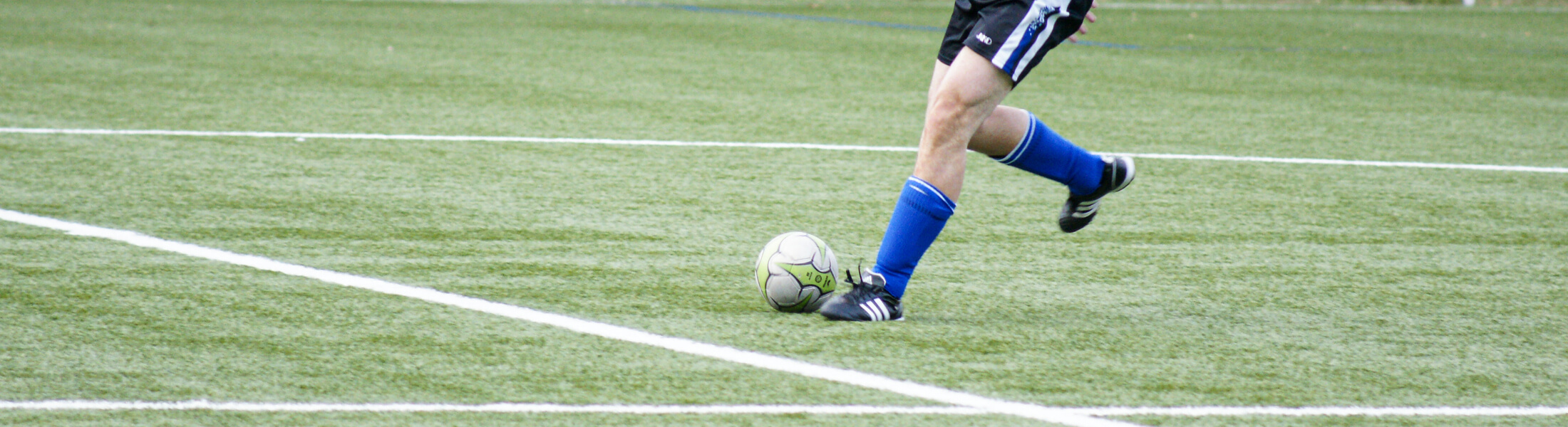 Close-up eines RFSG-Mitarbeiters der Fußball spielt.